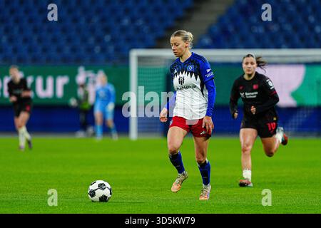 Hamburg, Deutschland. 16th Nov, 2025. Sophie Hildebrand (Hamburger SV, #22) GER, Hamburger SV vs. Bayer 04 Leverkusen, Frauen, Fussball, DFB-Pokal, Achtelfinale, Saison 2025/2026, 16.11.2025 Foto: Eibner-Pressefoto/Marcel von Fehrn Credit: dpa/Alamy Live News Stock Photo