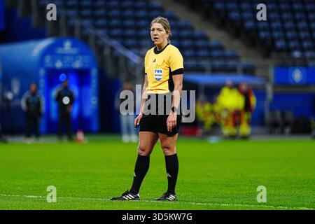 Hamburg, Deutschland. 16th Nov, 2025. Schiedsrichterin Karoline Wacker GER, Hamburger SV vs. Bayer 04 Leverkusen, Frauen, Fussball, DFB-Pokal, Achtelfinale, Saison 2025/2026, 16.11.2025 Foto: Eibner-Pressefoto/Marcel von Fehrn Credit: dpa/Alamy Live News Stock Photo