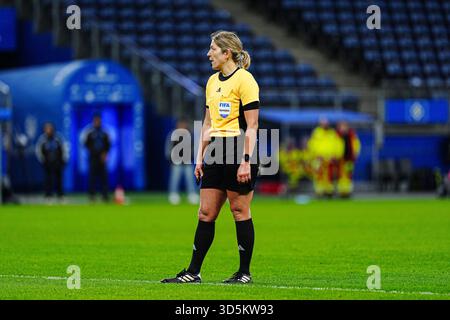 Hamburg, Deutschland. 16th Nov, 2025. Schiedsrichterin Karoline Wacker GER, Hamburger SV vs. Bayer 04 Leverkusen, Frauen, Fussball, DFB-Pokal, Achtelfinale, Saison 2025/2026, 16.11.2025 Foto: Eibner-Pressefoto/Marcel von Fehrn Credit: dpa/Alamy Live News Stock Photo