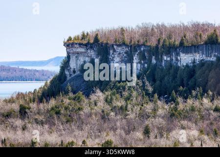 Bruce Peninsula escarpment cliffs above Georgian Bay with snow remnants and forested ridges along the Bruce Trail, Ontario, Canada Stock Photo