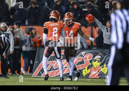 Perry Running Game Bowling Green running back Austyn Dendy, center, runs with the ball ...