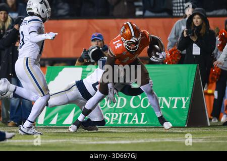 Perry Running Game Bowling Green running back Austyn Dendy, center, runs with the ball ...