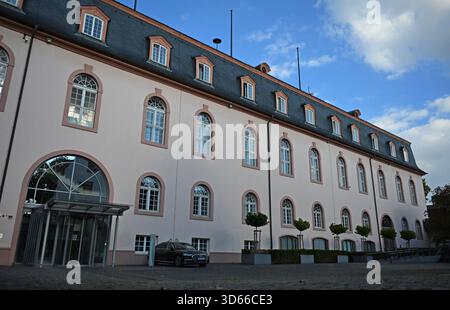 SYMBOL - 01 October 2025, Rhineland-Palatinate, Mainz: Please pixelate/completely blur: License plate number of the car The State Chancellery, the official residence of the Minister President of Rhineland-Palatinate, is located in this building. Photo: Michael Brandt/dpa Stock Photo