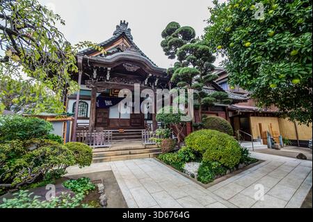 A small temple in Yanaka, Taito-ku, Tokyo, Japan Stock Photo