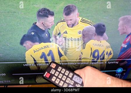 Stockbilder 11/2025 Fussballspiel im TV mit Fernbedienung *** Stock photos 11 2025 Soccer game on TV with remote control Copyright: xLobeca/RalfxHomburgx Stock Photo