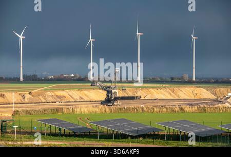 Parts of an 86.5 MW peak ground-mounted photovoltaic plant, owned by RWE, with over 141,000 solar modules, on a verge along the A44 motorway near Jüch Stock Photo