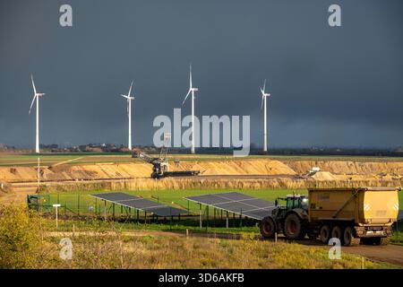 Parts of an 86.5 MW peak ground-mounted photovoltaic plant, owned by RWE, with over 141,000 solar modules, on a verge along the A44 motorway near Jüch Stock Photo