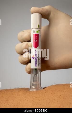 tirzepatide autoinjector Dosing: Diabetes vs Weight Loss By activating both of these hormones Tirzepatide auto-injector: Medical device ready