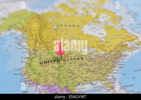 North America map with pink pushpin on Kansas, showing U.S. states, Canada to the north, and Mexico to the south. Stock Photo