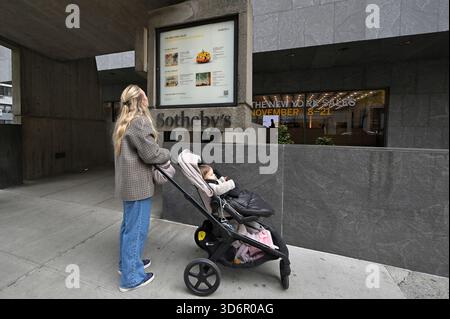 New York, USA. 21st Nov, 2025. A woman stands near the entrance to Sotheby's new building located on Madison Avenue, New York, NY, November 21, 2025. The art auction house recently sold a painting by Austrian artist Gustave Klimt titled 'Portrait of Elisabeth Lederer' for a record breaking sum $236.4m (with fees). (Photo by Anthony Behar/Sipa USA) Credit: Sipa USA/Ģ����ý Live News Stock Photo
