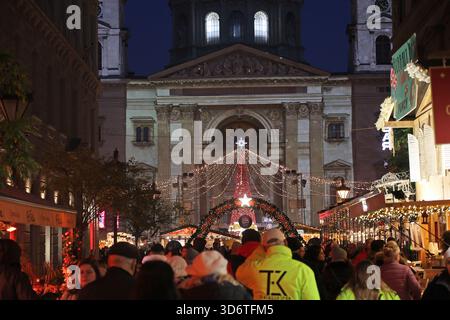 St. Stephen’s Basilica framed by the decorations and Christmas tree of Advent Bazilika Christmas market at night in Budapest, Hungary Stock Photo