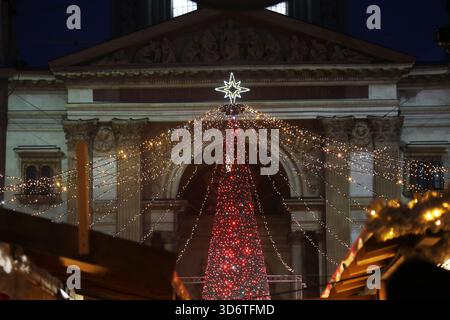 St. Stephen’s Basilica framed by the decorations and Christmas tree of Advent Bazilika Christmas market at night in Budapest, Hungary Stock Photo