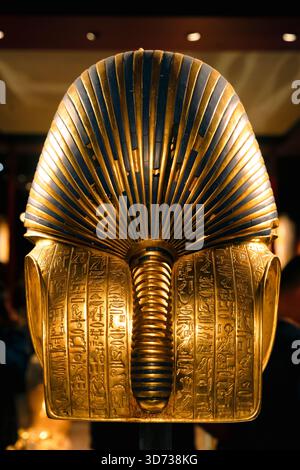 Close-up view of Tutankhamun’s golden funerary mask, showing detailed hieroglyphs, royal craftsmanship and cultural symbolism of ancient Egyptian buri Stock Photo