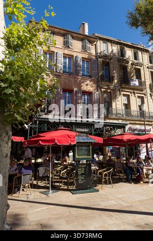 Aix en Provence - 30 august 2014  Le cour Mirabeau, ses allees de platanes et ses facades typiques.  Typical facades and planes trees on the cour Mira Stock Photo