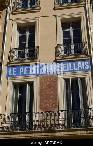 Aix en Provence - 30 august 2014  Le cour Mirabeau, ses allees de platanes et ses facades typiques.  Typical facades and planes trees on the cour Mira Stock Photo