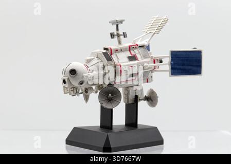 コナミ　UFO ×５体　＋Free S.I.D UFO Shado SID Space Intruder Detector. Plastic model by Konami