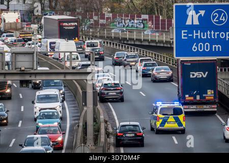 A40 motorway, Ruhrschnellweg, police car, patrol car on an emergency call with blue lights flashing, emergency lane in operation, traffic jam in both Stock Photo
