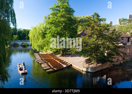 Punting along The Backs, a picturesque area on the River Cam near Queen's Road in the city of Cambridge, England, United Kingdom Stock Photo