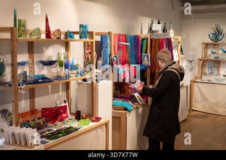 UK, England, Oxfordshire, Woodstock, Park Street, Oxfordshire Museum, visitor in Christmas Crafts Guild exhibition Stock Photo