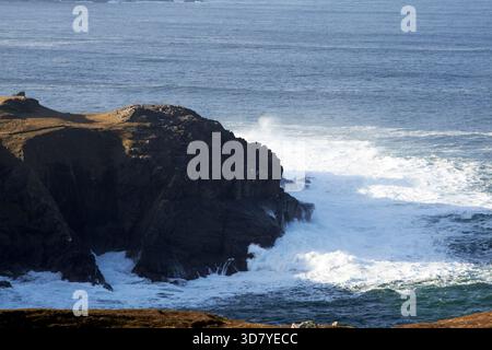 waves breaking on slieve league formation rocks in skelpoonagh bay near cashel glencolumbkille county donegal republic of ireland Stock Photo