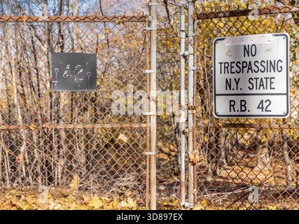 detail image of the sign and gate at NY State RB 42 in Amagansett Stock Photo