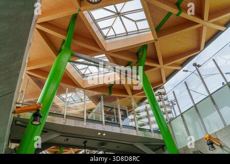 Melbourne, VIC, Australia. November 30, 2025. - Architectural interior of ANZAC Station, highlighting vibrant green structural elements, natural timbe Stock Photo