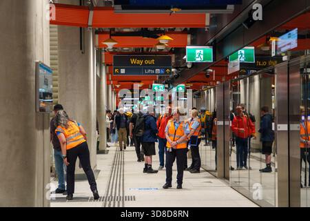 Melbourne, VIC, Australia. November 30, 2025. - Crowds of excited passengers and vigilant Metro staff navigate the newly unveiled ANZAC Station platfo Stock Photo