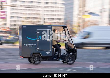 E-Lastenrad, E-Cargobike Ausllieferungsfahrzeug, Pedalgetrieben mit E-Motor Unterstützung, des Versandhändler Amazon, von einem Mikromobilitäts-Zentrum in der Nähe des Alexanderplatz fahren die elektrischen Minitransporter im Innenstadtgebiet, jährlich 