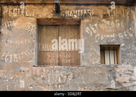 Old, Faded Wall Painting, Advert, Advertisement or Publicity for Plumber or Plumbing Business in the Old Town Aix-en-Provence France Stock Photo