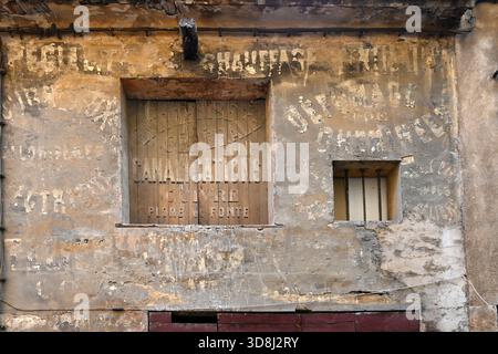 Old, Faded Wall Painting, Advert, Advertisement or Publicity for Plumber or Plumbing Business in the Old Town Aix-en-Provence France Stock Photo