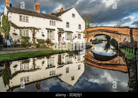 Whitewashed cottage named Bridgewater House on the Bridgewater canal at Lymm in Cheshire. Stock Photo