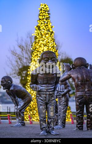 "A-maze-ing Laughter" by artist Yue Minjuns,  sculpture art installation. Morton Park, Vancouver, BC, Canada Stock Photo