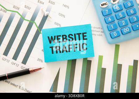 Memo note written with text WEBSITE TRAFFIC isolated on green background. Stock Photo