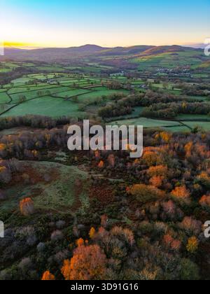 UK Weather:  Clear skies left much of the country in single-digit temperatures and pockets of frost with snowfall in days for some as weather maps predict. Sunrise over rural Flintshire and the Clwydian Range and Highest Peak Moel Famau provided a dramatic backdrop offering striking visuals of the shifting weather front on the horizon near the village of Lixwm, Flintshire 3nd December 2025 , Flintshire, Wales ©DGDImages/Alamy Live News Stock Photo