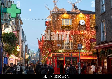 christmas decorations in temple bar and the temple bar pub dublin, republic of ireland Stock Photo