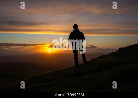 Clee Hill, UK. 4th December, 2025. UK weather: a golden sun drops below a heavy band of low-lying cloud, before setting at the end of the day, high up on Clee Hill in Shropshire. Credit: Lee Hudson/Ģ����ý Live News Stock Photo