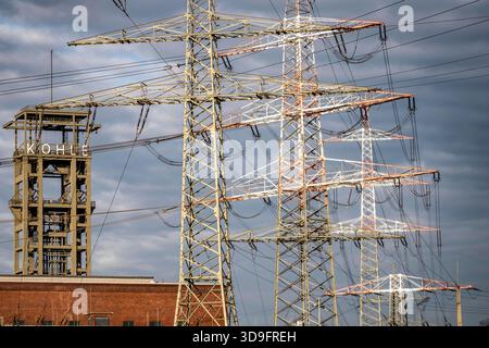 Power lines, overhead lines at the STEAG coal-fired power station in Duisburg-Walsum, winding tower of the former Walsum coal mine, North Rhine-Westph Stock Photo