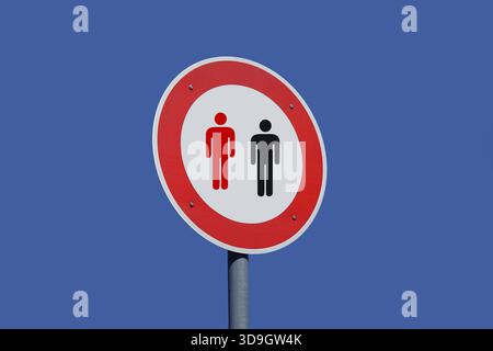 Überholverbotsschild mit Männern Fotomontage: Überholverbotsschild mit Männern, 05.12.2025, Auf einem Überholverbotsschild befinden sich die Piktogramme von zwei Männer. *** No overtaking sign with men Photomontage No overtaking sign with men, 05 12 2025, The pictograms of two men can be seen on a no overtaking sign Stock Photo
