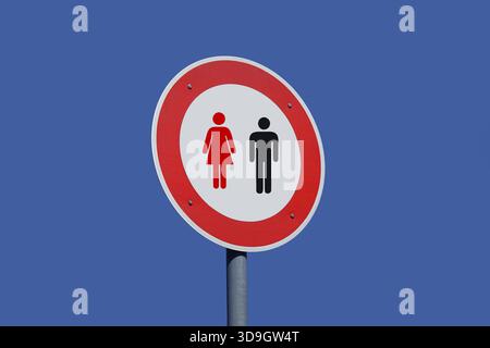 Überholverbotsschild für Frauen bei Männern Fotomontage: Überholverbotsschild für Frauen bei Männern, 05.12.2025, Auf einem Überholverbotsschild befinden sich die Piktogramme von einem Mann und einer Frau. *** No overtaking sign for women with men Photomontage No overtaking sign for women with men, 05 12 2025, The pictograms of a man and a woman are on a no overtaking sign Stock Photo