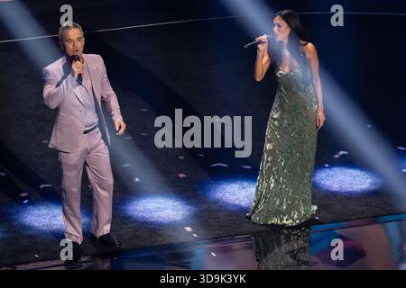 Robbie Williams And Nicole Scherzinger Perform On Stage During The 2026 Robbie Williams And Nicole Scherzinger Perform On Stage During The 2026 Fifa World Cup Draw At The John F Kennedy Center For The Performing Arts In Washington Dc On December 5 2025 3d9k3yk 