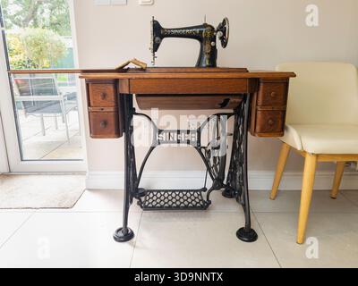 F Series vintage cast iron Singer sewing machine, with a treadle foot pedal, one of 50,000 models manufactured in Clydebank, Scotland, in 1920. UK Stock Photo