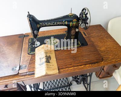 F Series vintage cast iron Singer sewing machine, with a treadle foot pedal, one of 50,000 models manufactured in Clydebank, Scotland, in 1920. UK Stock Photo