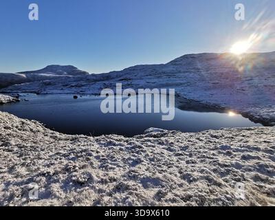 Snowy Slioch rising above Loch Maree, viewed from Beinn a’ Chearcaill in the Torridon mountains of the West Scottish Highlands. Stock Photo