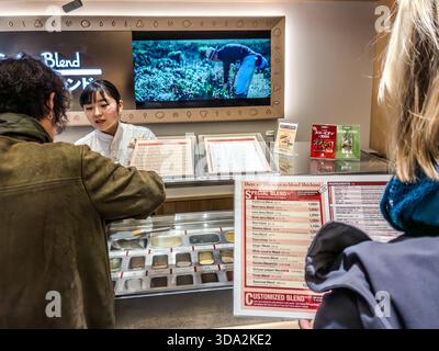 At the Yawataya Isogoro flagship store on Daimon-cho in Nagano City, customers can create their own shichimi spice blend. Nagano, Nagano Prefecture, Japan Stock Photo
