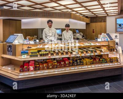 At the Yawataya Isogoro flagship store on Daimon-cho in Nagano City, everything revolves around shichimi, the seven-spice powder. Shichimi literally means ‘seven flavours’ – togarashi is the red chilli. Nagano, Nagano Prefecture, Japan Stock Photo