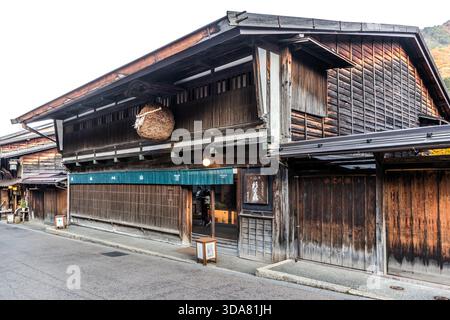 A large, two-storey machiya merchant’s house with a sugi-dama (cedar ball) on its façade, situated on the main street of Narai-juku, Shiojiri, Nagano Prefecture, Japan. The sugi-dama is a traditional emblem of a sake brewery or sake merchant Stock Photo