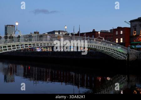 dusk view of the hapenny bridge over the river liffey dublin, republic of ireland Stock Photo