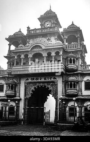 Dwar 01 07 2009 The main gate of the BAPS Swaminarayan Temple is known as ...