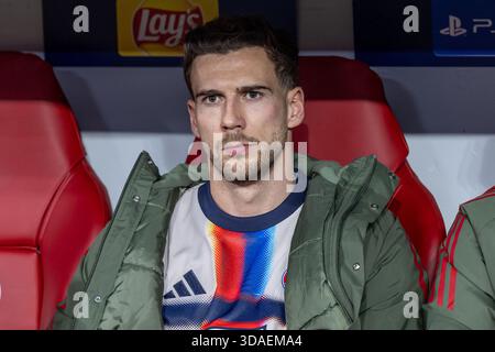Leon Goretzka (FC FC Bayern Munich, #8) takes a seat on the bench