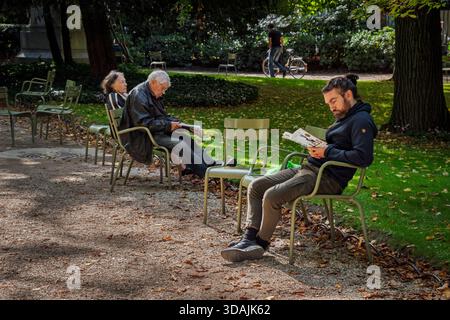 Relaxing on a Sunday afternoon in the Jardin du Luxembourg, Paris Stock Photo